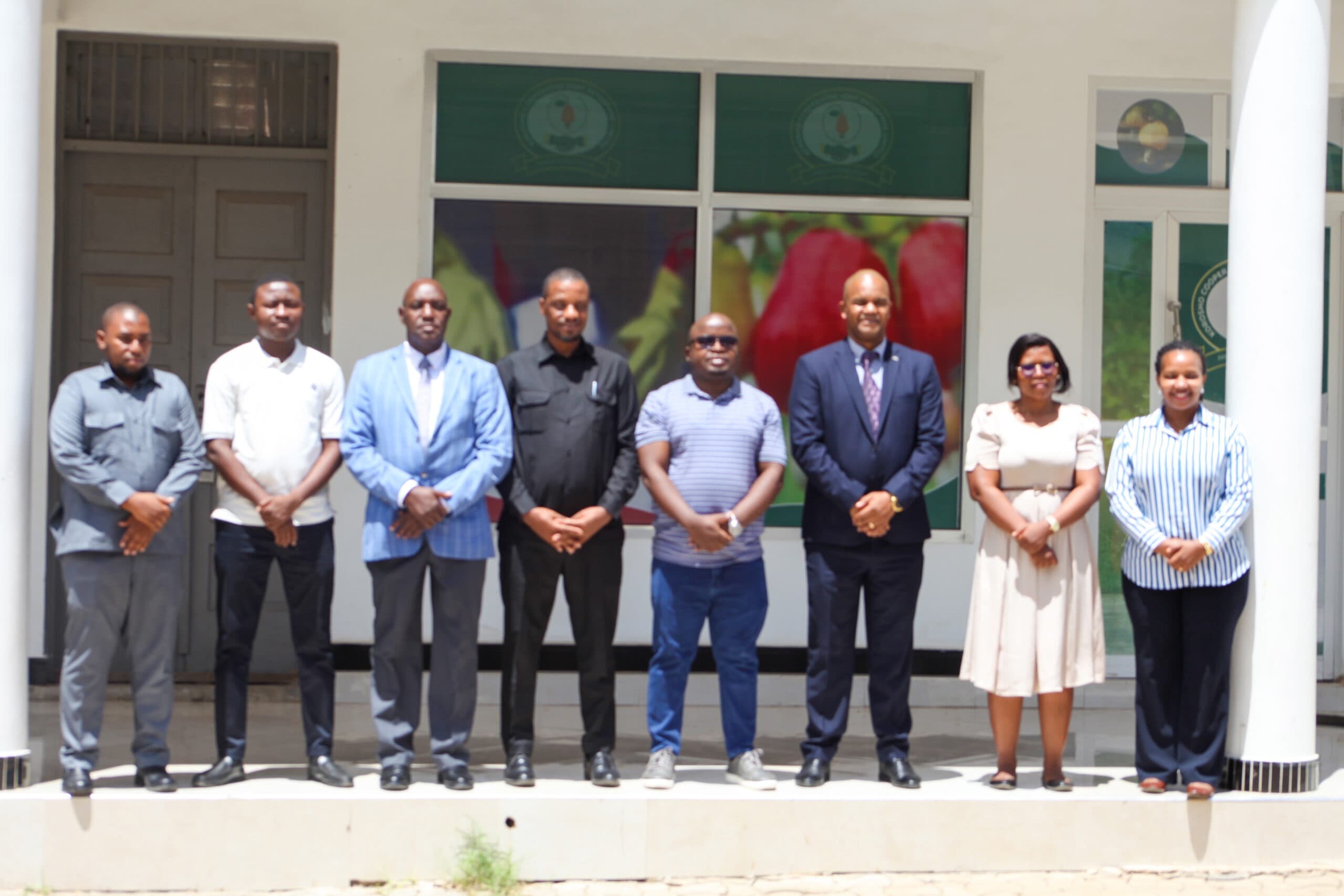 TRA YATOA ZAWADI KWA KCJE LTD KAMA SEHEMU YA KUIMARISHA USHIRIKIANO NA WALIPA KODI